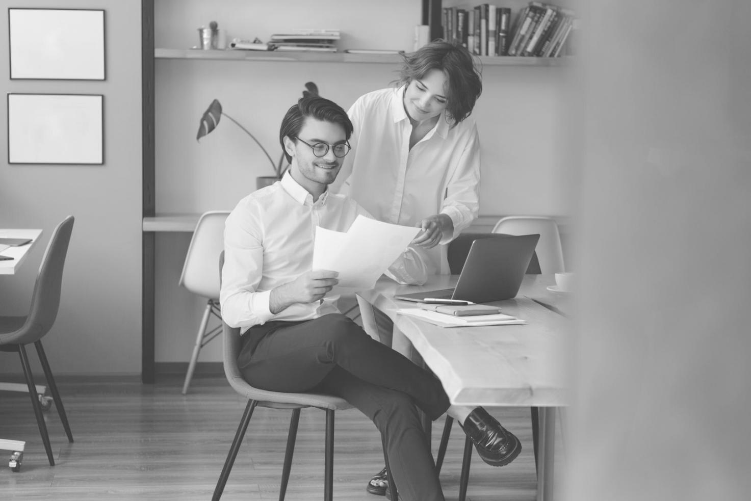 Equipo de amyujeewazie trabajando en estrategias financieras personalizadas
